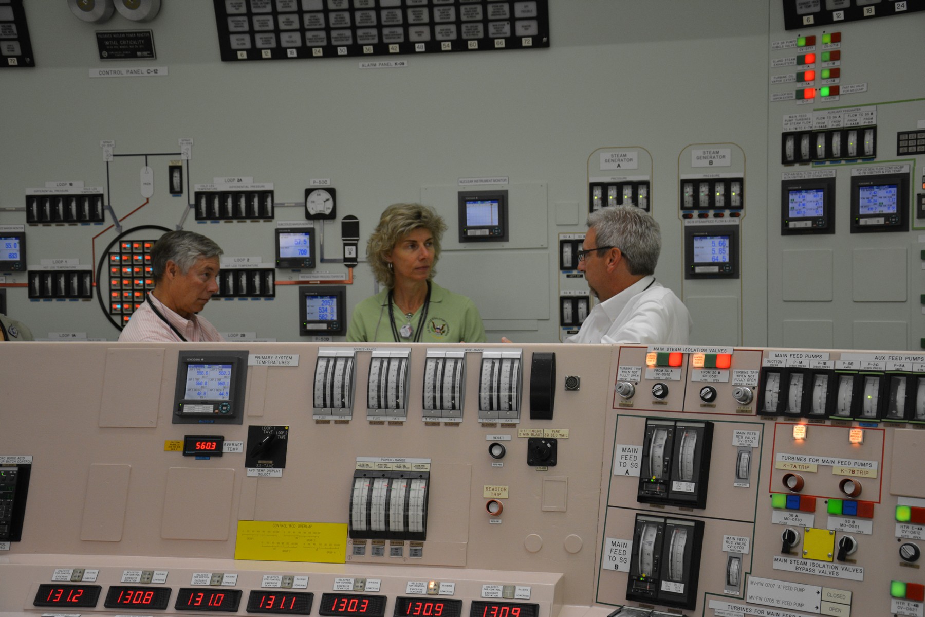 Visitantes na sala de controle de Palisades em fotografia de arquivo de 2014