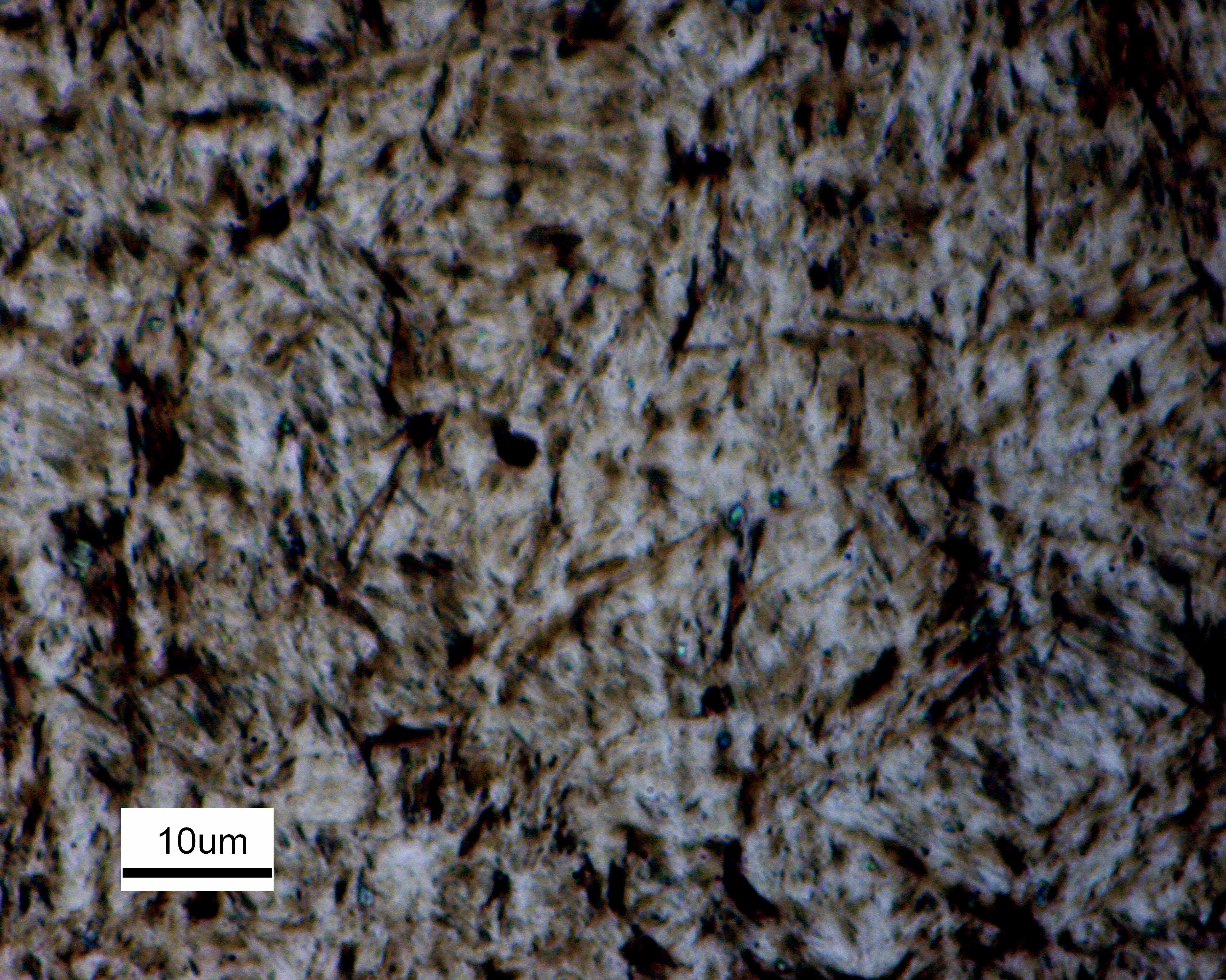 Micrografía óptica de martensita en acero AISI 4140 templado en aceite.